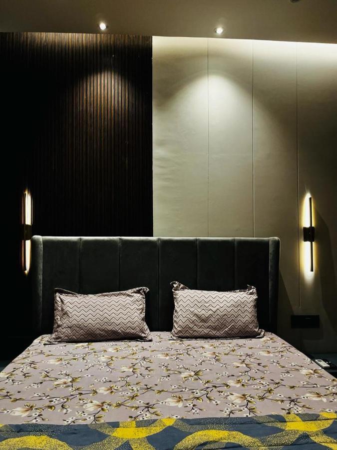 Luxe Apartment By Hey Studio'S Ghaziabad Luaran gambar